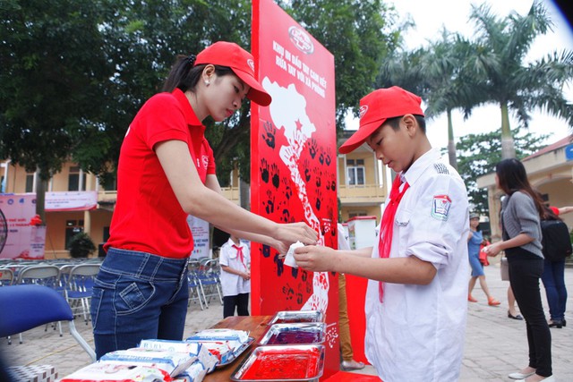 Gi&uacute;p trẻ tập th&oacute;i quen rửa tay bằng x&agrave; ph&ograve;ng để ph&ograve;ng tr&aacute;nh dịch bệnh 1