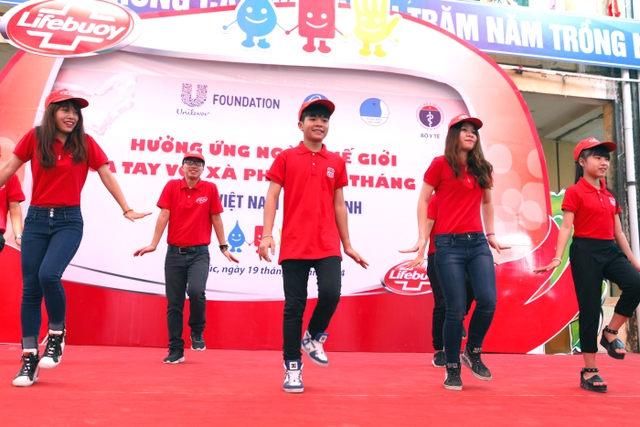 Gi&uacute;p trẻ tập th&oacute;i quen rửa tay bằng x&agrave; ph&ograve;ng để ph&ograve;ng tr&aacute;nh dịch bệnh 3