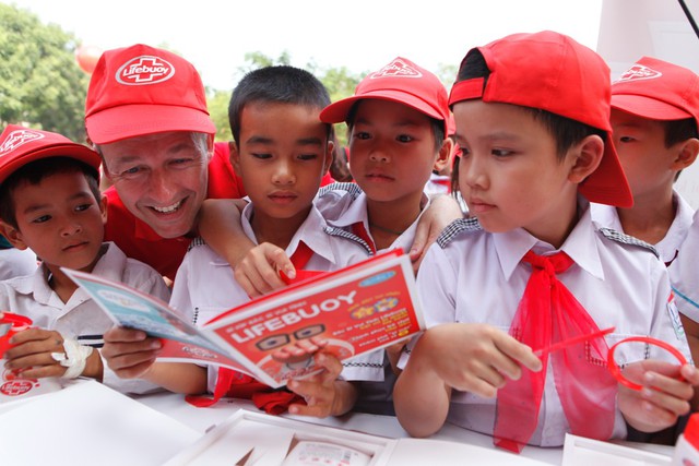 Gi&uacute;p trẻ tập th&oacute;i quen rửa tay bằng x&agrave; ph&ograve;ng để ph&ograve;ng tr&aacute;nh dịch bệnh 4