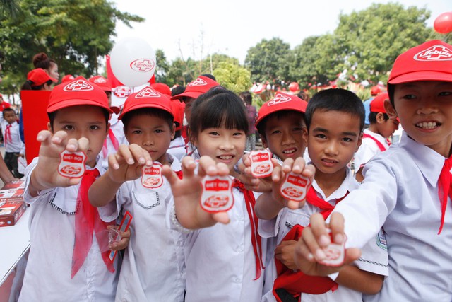 Gi&uacute;p trẻ tập th&oacute;i quen rửa tay bằng x&agrave; ph&ograve;ng để ph&ograve;ng tr&aacute;nh dịch bệnh 5