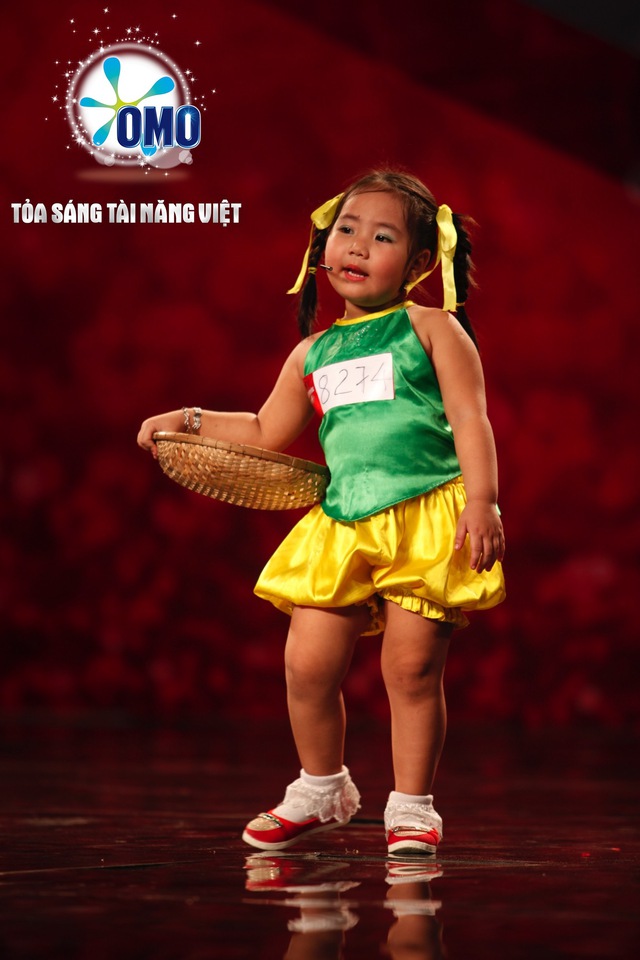 Gặp c&ocirc; b&eacute; 4 tuổi &ldquo;ki&ecirc;u kỳ&rdquo; của Vietnam&rsquo;s Got Talent 2