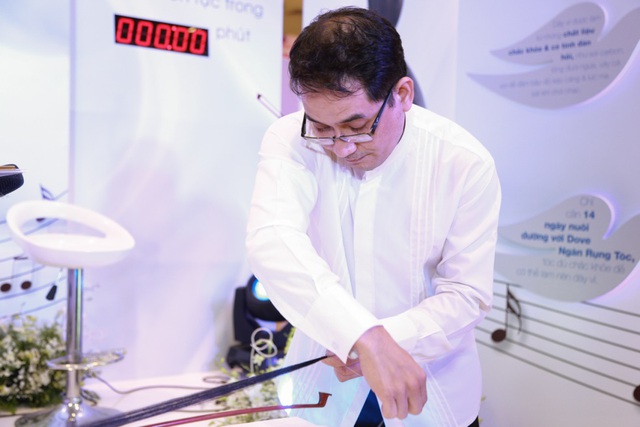 Sợi t&oacute;c chơi đ&agrave;n li&ecirc;n tục trong 4 giờ kh&ocirc;ng đứt x&aacute;c lập kỷ lục Guinness 3