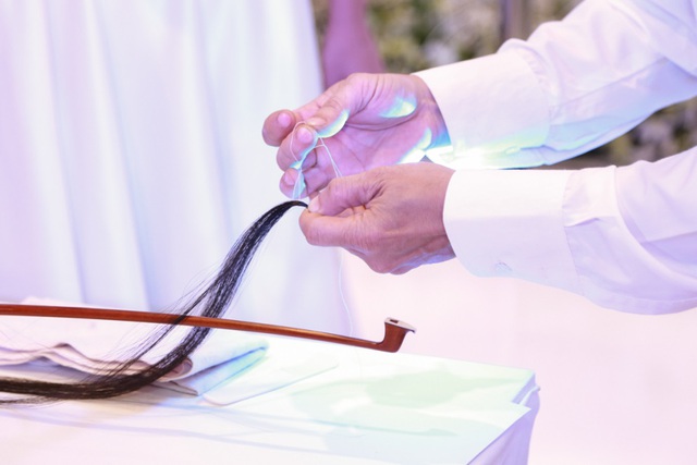 Sợi t&oacute;c chơi đ&agrave;n li&ecirc;n tục trong 4 giờ kh&ocirc;ng đứt x&aacute;c lập kỷ lục Guinness 4