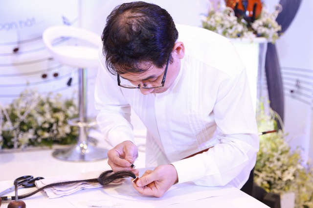 Sợi t&oacute;c chơi đ&agrave;n li&ecirc;n tục trong 4 giờ kh&ocirc;ng đứt x&aacute;c lập kỷ lục Guinness 5