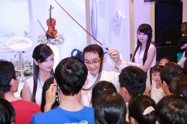 Sợi t&oacute;c chơi đ&agrave;n li&ecirc;n tục trong 4 giờ kh&ocirc;ng đứt x&aacute;c lập kỷ lục Guinness 6