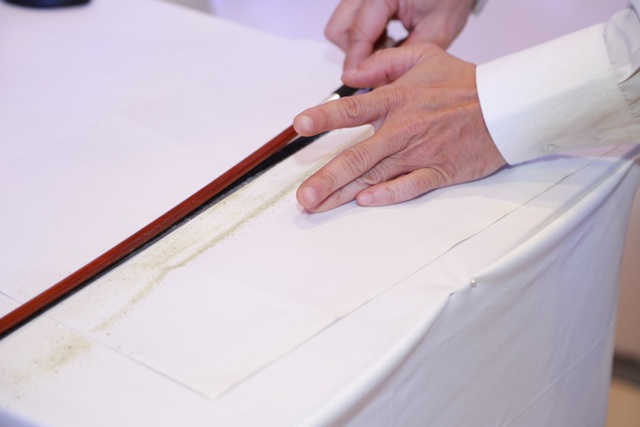 Sợi t&oacute;c chơi đ&agrave;n li&ecirc;n tục trong 4 giờ kh&ocirc;ng đứt x&aacute;c lập kỷ lục Guinness 7