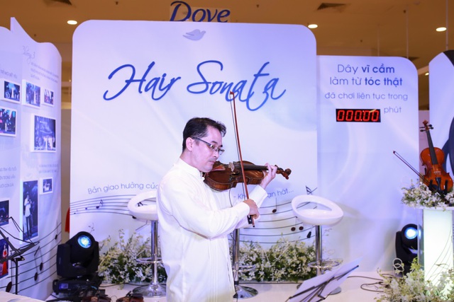 Sợi t&oacute;c chơi đ&agrave;n li&ecirc;n tục trong 4 giờ kh&ocirc;ng đứt x&aacute;c lập kỷ lục Guinness 8