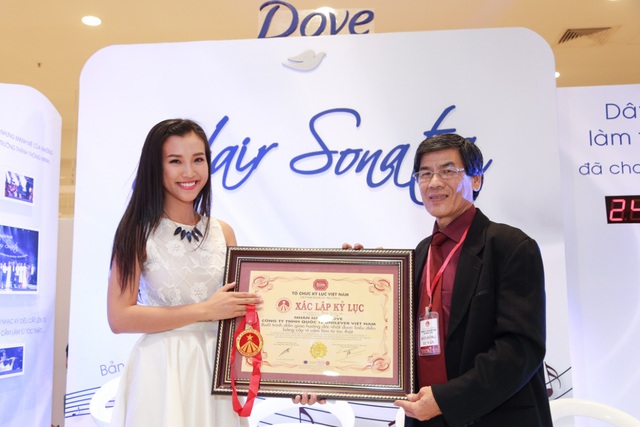 Sợi t&oacute;c chơi đ&agrave;n li&ecirc;n tục trong 4 giờ kh&ocirc;ng đứt x&aacute;c lập kỷ lục Guinness 9