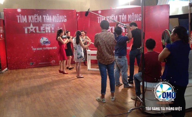 &ldquo;Vietnam&rsquo;s Got Talent&rdquo;: Ch&agrave;ng trai cắt t&oacute;c tự tin v&igrave; được vợ ủng hộ 9