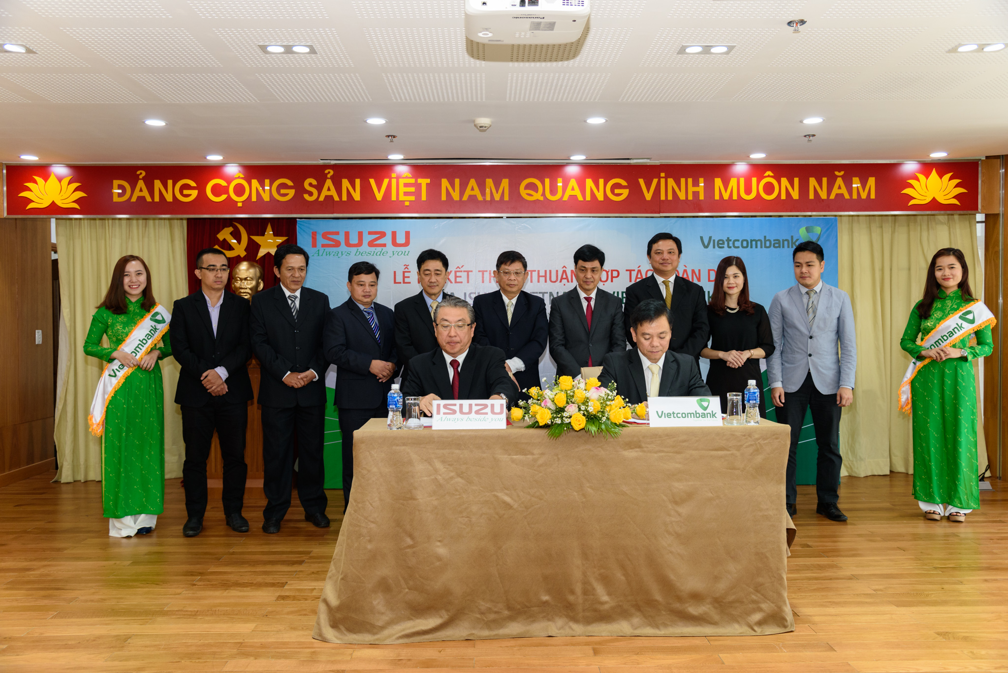 Đại diện lãnh đạo của Isuzu Việt Nam & Vietcombank ký kết thỏa thuận hợp tác toàn diện (Nguồn ảnh: Vietcombank)
