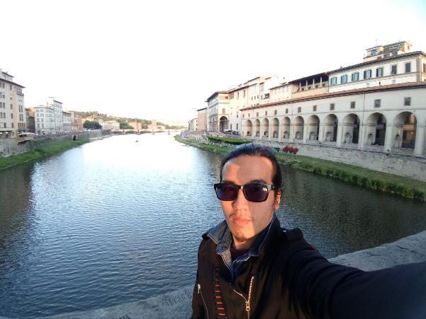 Với camera selfie góc rộng, tha hồ lấy trọn dòng sông và các dãy nhà 2 bên bờ tại Ý.