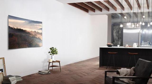 Một sự kết hợp hoàn hảo giữa màu sơn tường, sàn nhà gỗ và những thiết bị công nghệ TV QLED