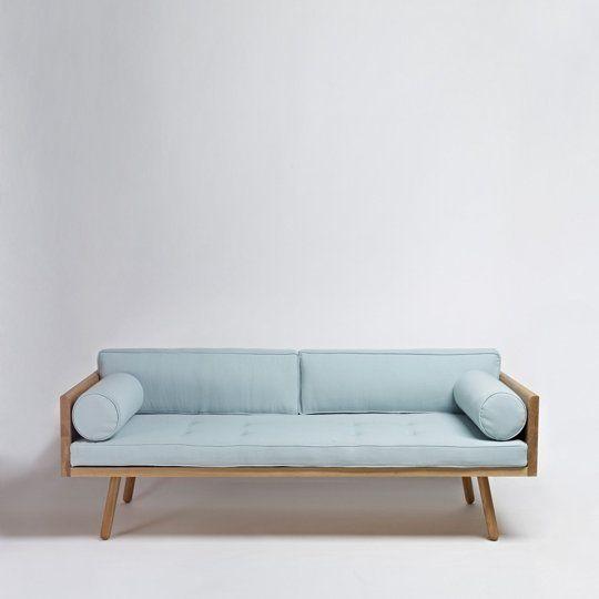 Một chiếc Sofa có hơi hướng thập niên 70, nhưng được thiết kế tối giản về đường nét sẽ phù hợp với một phòng khách Minimalism. Vải thô được sử dụng ở chiếc sofa này với gam màu xanh dịu, khiến mắt bạn thư giản hơn và bề mặt sofa mềm mại hơn.