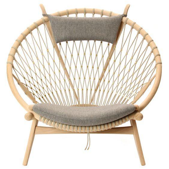 The Circle Chair – KTS Hans Wenger. Chiếc ghế tựa bất hủ. chất liệu gỗ, vải bố, dây mây được mix để tạo ra một chiếc ghế vừa tối giản, nhưng gần gũi hơn với nhiều tầng lớp người dân.