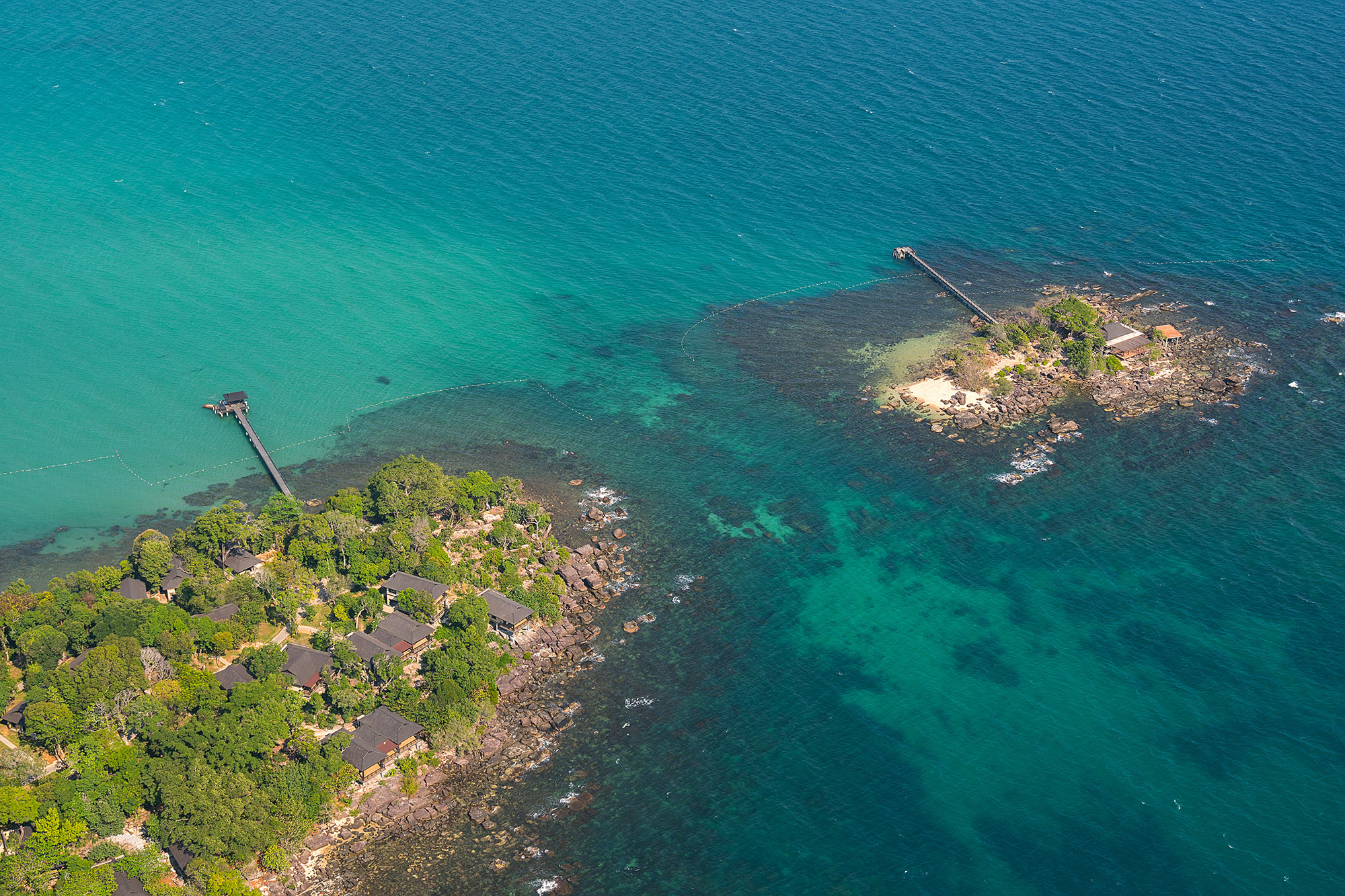  Trải dài trên mũi đất Móng Tay, phía bắc đảo Phú Quốc, Nam Nghi resort với 39 villa hướng biển cùng 63 phòng khách sạn nằm xen kẽ giữa một vùng rừng xanh trù phú và được bao bọc bởi 3 mặt biển, 2 hòn đảo nhỏ riêng biệt, tạo ra địa thế đắt giá của khu nghỉ dưỡng này.