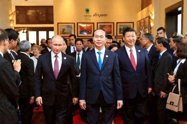 Chủ tịch nước Trần Đại Quang (ở giữa) đón tiếp Chủ tịch Trung Quốc Tập Cận Bình (bên phải) và Thủ tướng Nga Vladimir Putin (bên trái) tại Cung hội nghị Quốc tế Ariyana Đà Nẵng