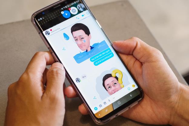 AR Emoji giúp các cuộc hội thoại thể hiện được cảm xúc tốt hơn như thế này.