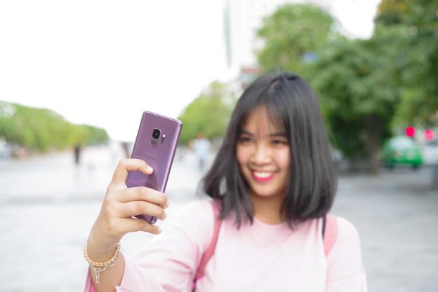 Cô bạn Quỳnh Mai cho biết mình rất hay sử dụng mạng xã hội. “Tần suất Mai sử dụng Facebook khá nhiều và đa phần là dùng smartphone để online hơn là máy tính bởi tính tiện dụng và có thể chụp ảnh - gửi ảnh ở mọi nơi cho bạn bè”.