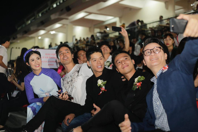 Nhiều nghệ sỹ nổi tiếng đến Hội An thưởng thức show diễn thực cảnh lớn nhất Việt Nam - Ảnh 1.
