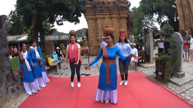 Mai Thanh Hà và Dương Kim Ánh so tài múa lu tại Tháp bà Po Nagar - Ảnh 19.