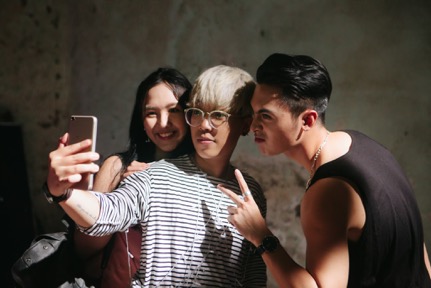 Choáng với trình selfie sống ảo của Kai Đinh & Ê kíp MV Điều buồn nhất - Ảnh 3.