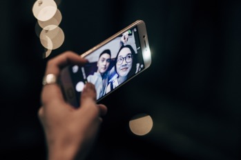 Choáng với trình selfie sống ảo của Kai Đinh & Ê kíp MV Điều buồn nhất - Ảnh 6.