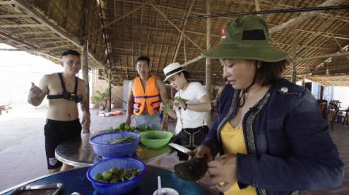 Kh&aacute;m ph&aacute; Nha Trang c&ugrave;ng cặp vợ chồng nổi tiếng T&uacute; Dưa &ndash; Lam Anh - Ảnh 7.