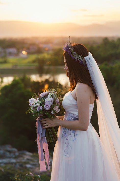 M&atilde;n nh&atilde;n với chiếc v&aacute;y cưới tinh tế tại đ&aacute;m cưới mỏm đ&aacute; Mặt Trời - Ảnh 3.
