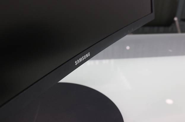 Đập hộp màn hình máy tính chơi game đang hot hiện nay: Samsung CFG70 - Ảnh 13.