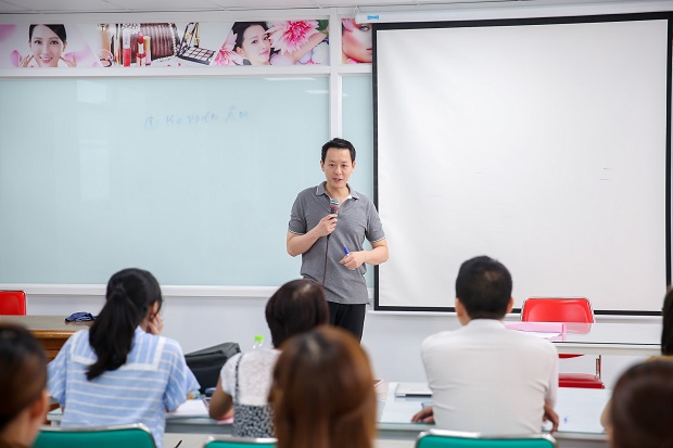Thầy giáo đẹp trai Kenny Nguyễn luyện nói tiếng Anh chuẩn cho sinh viên - Ảnh 1.