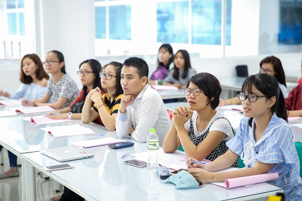 Thầy giáo đẹp trai Kenny Nguyễn luyện nói tiếng Anh chuẩn cho sinh viên - Ảnh 3.