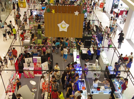 B&ugrave;ng nổ h&agrave;ng loạt thương hiệu sale cuối m&ugrave;a tại Crescent Mall - Ảnh 2.