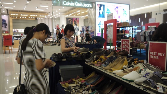 B&ugrave;ng nổ h&agrave;ng loạt thương hiệu sale cuối m&ugrave;a tại Crescent Mall - Ảnh 3.