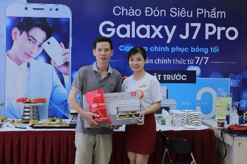 Vì sao Galaxy J7 Pro có thể lập kỷ lục doanh số chưa từng có ở phân khúc tầm trung? - Ảnh 1.