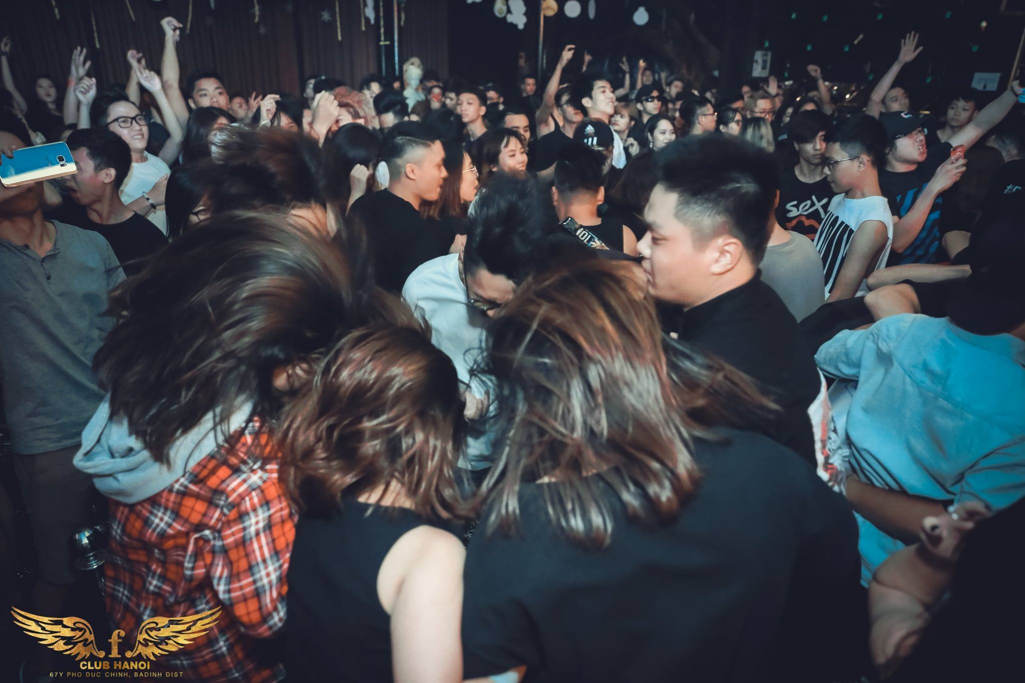 Tr&agrave;o lưu Headbangz đổ bộ, kh&aacute;n giả H&agrave; th&agrave;nh lại n&aacute;o nức đi bổ củi - Ảnh 1.