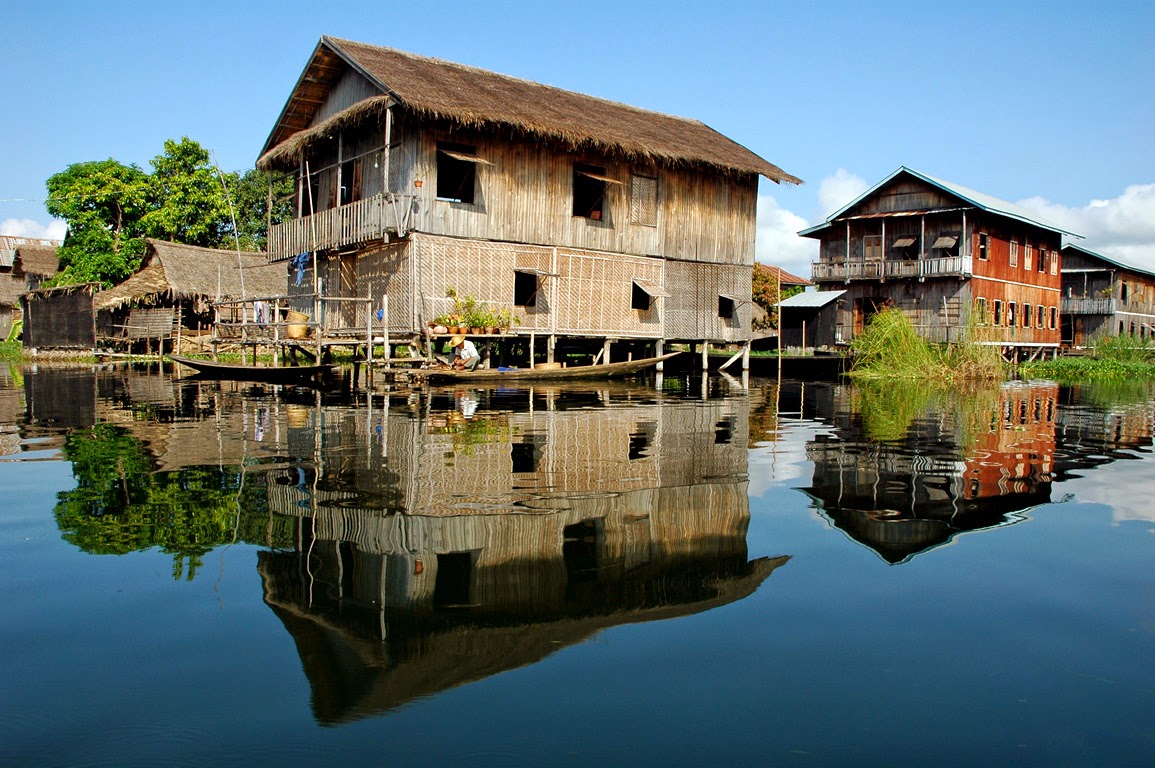 Water village. Камбоджа деревня Хижина. Дома на сваях Камбоджа Юго-Восточная Азия. Деревня на воде. Дом на сваях на воде.