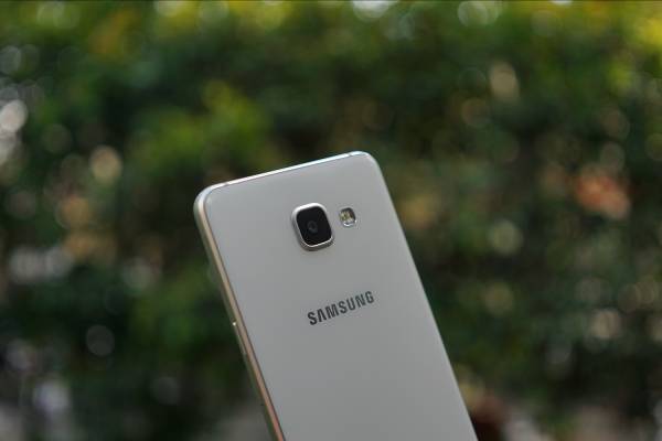 So với những thiết bị cùng tầm giá, Galaxy A5 được hoàn thiện tốt hơn rất nhiều về ngoại hình.