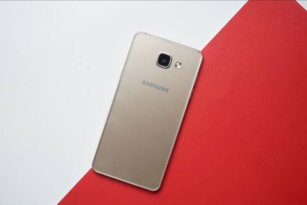 Samsung Galaxy A5 cũng là một trong những smartphone tầm trung có máy ảnh tốt nhất hiện nay. Camera 13 MP kèm khẩu độ f/1.9 cho tốc độ bắt nét nhanh ngay cả trong điều kiện ánh sáng yếu.