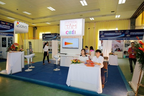 Gian hàng của hệ thống VIETNAM-TAM thu hút rất đông khách tới tham quan