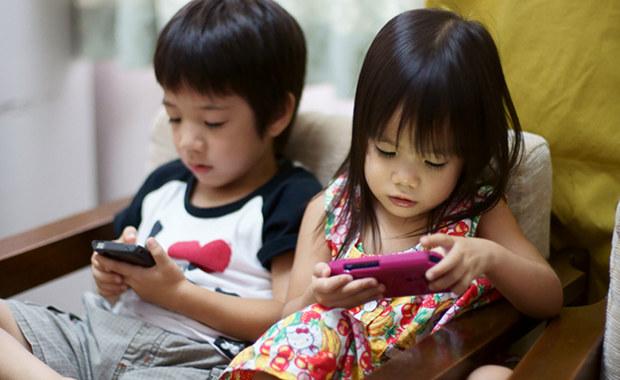Cha mẹ đừng để thế giới của bé gói gọn trong những chiếc smartphone.