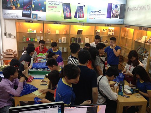 Với smartphone, người dùng Việt vẫn thích đến các showroom trải nghiệm thực tế hơn là mua online (ảnh minh họa).