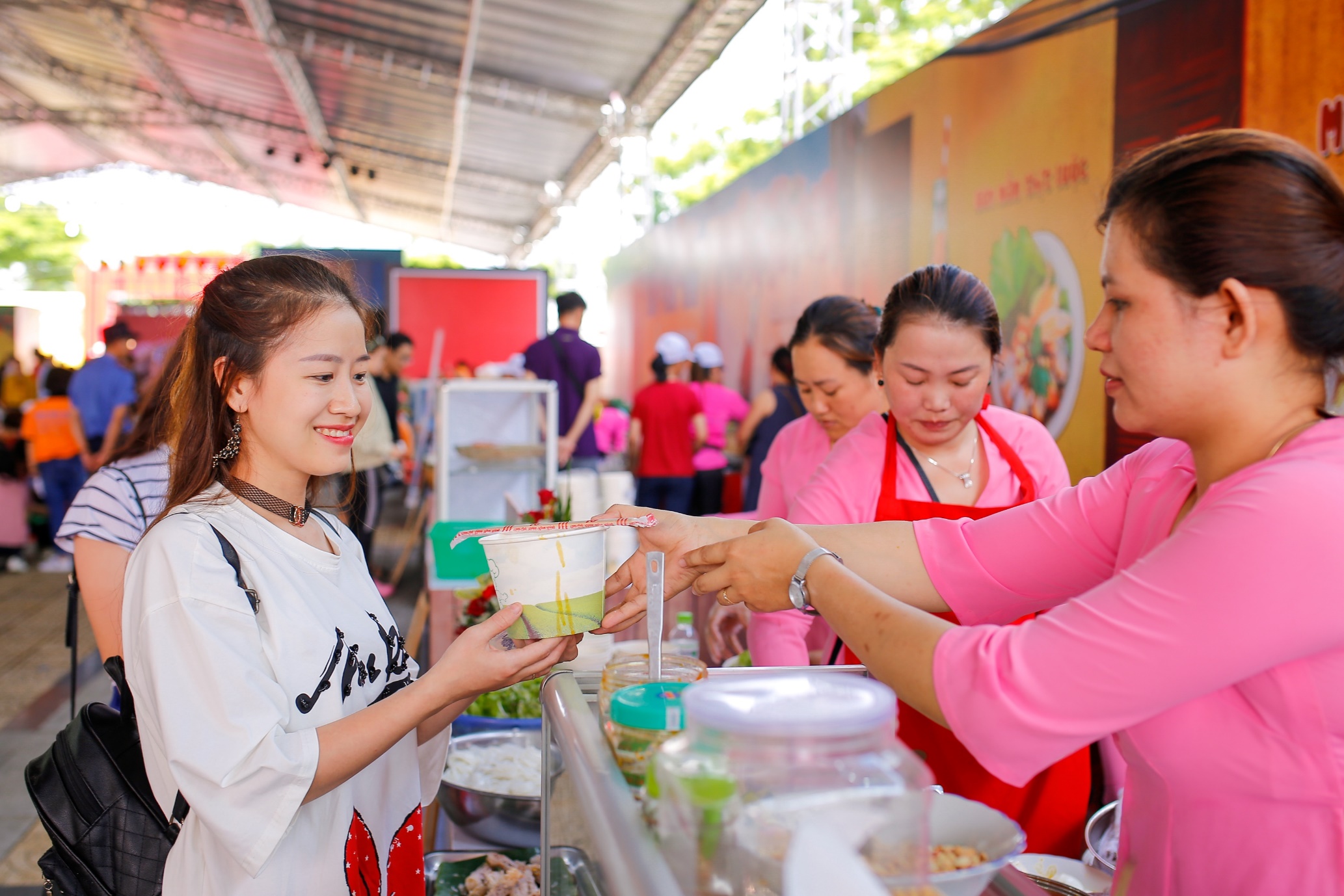 Những khoảnh khắc đẹp tại lễ hội ẩm thực đường phố Đà Nẵng - Ảnh 1.