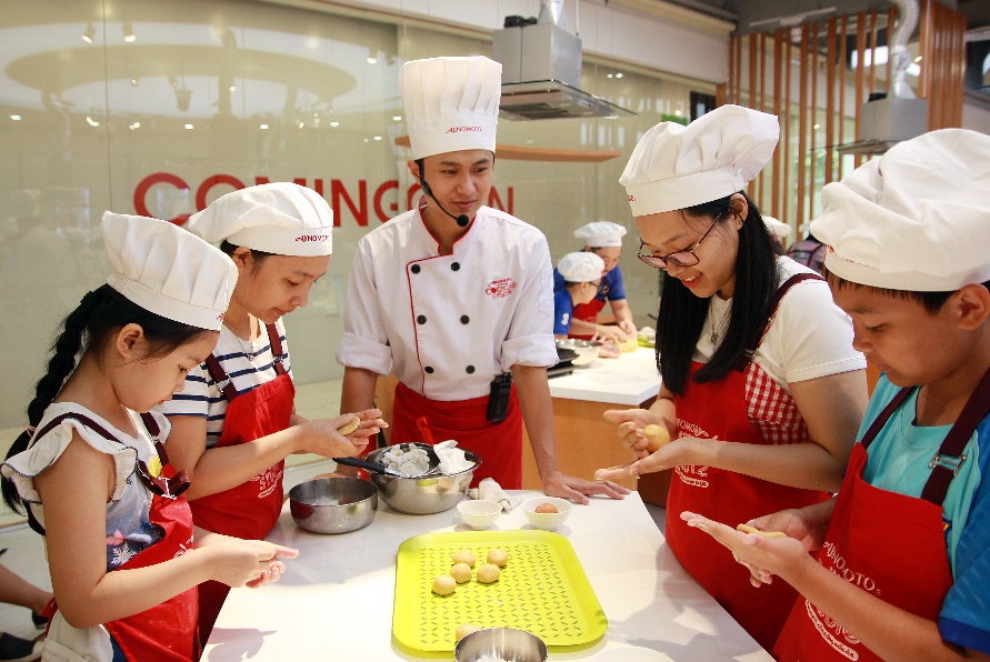 Cả Nhà Cùng Làm Bánh Trung Thu Ngộ Nghĩnh Cho Ngày Tết Đoàn Viên