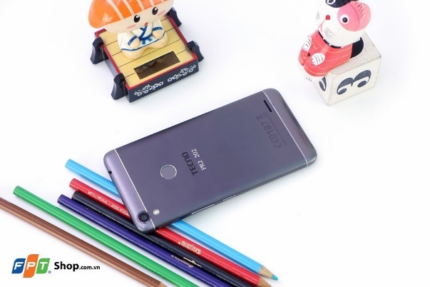 Mua điện thoại TECNO tại FPT Shop trúng vé thăm thành Manchester - Ảnh 2.