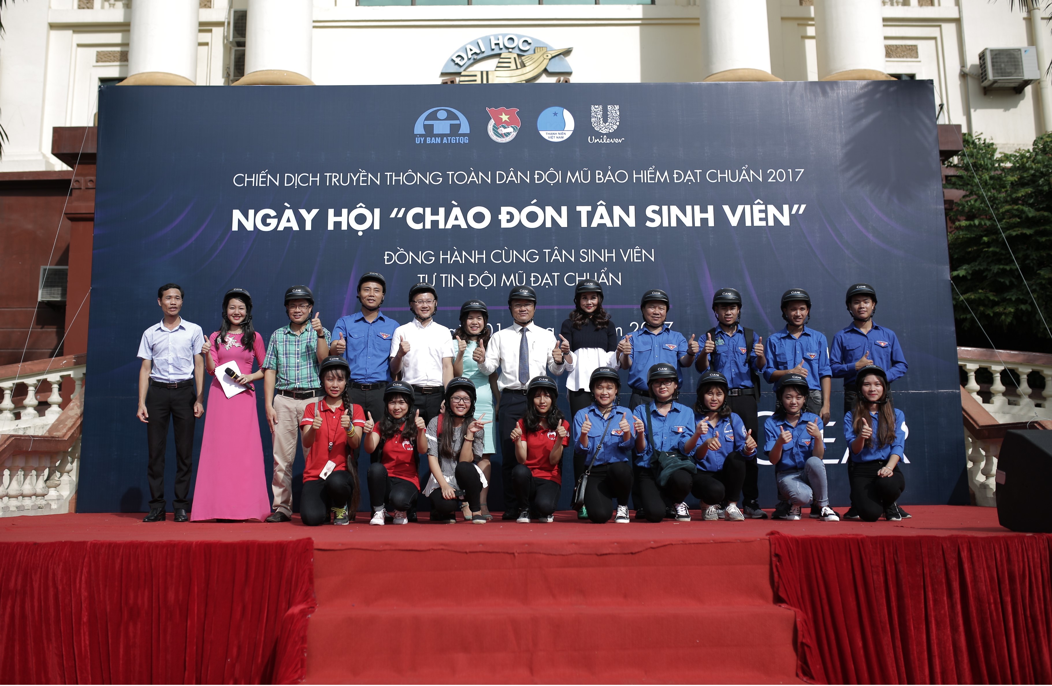 Náo nhiệt ngày hội Đồng hành cùng tân sinh viên tự tin đội mũ đạt chuẩn - Ảnh 1.