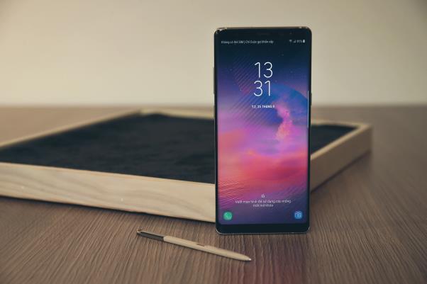 Xu hướng smartphone 2018: Chuyển sang dùng màn hình AMOLED thay vì LCD - Ảnh 1.