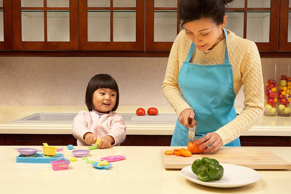 Học các bà nội trợ Nhật cách rửa bát đĩa nhanh sạch, tiết kiệm nước và tốt cho sức khoẻ - Ảnh 1.