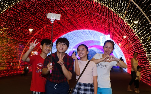 Hơn 6.000 người đổ về đêm đầu tiên lễ hội Phượng hoàng - Ảnh 4.
