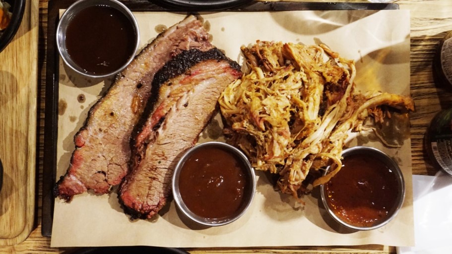 Thưởng thức sườn nướng kiểu Texas ngon đ&uacute;ng điệu giữa l&ograve;ng S&agrave;i G&ograve;n - Ảnh 2.