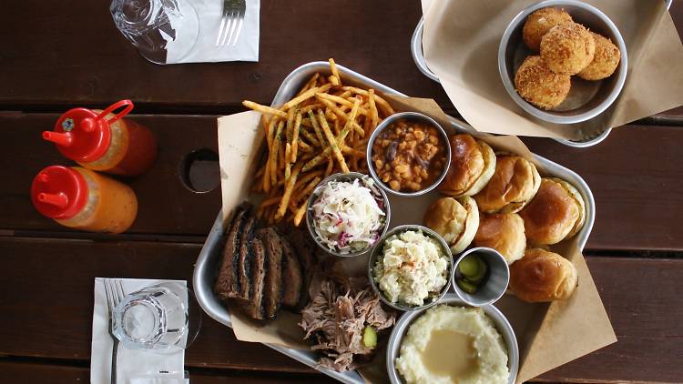 Thưởng thức sườn nướng kiểu Texas ngon đ&uacute;ng điệu giữa l&ograve;ng S&agrave;i G&ograve;n - Ảnh 4.